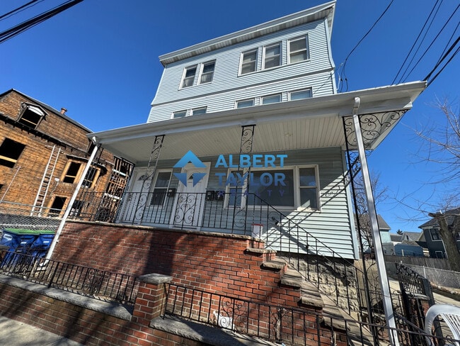 9 Arlington St, Unit 2