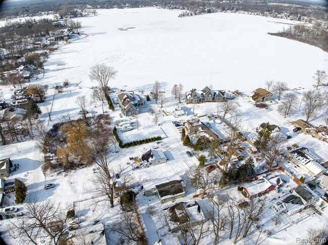 321 Longspur Ln in Commerce Township, MI - Foto de edificio - Building Photo