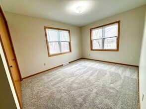 2042 Cliff Alex Ct S, Unit 3 in Waukesha, WI - Foto de edificio - Building Photo