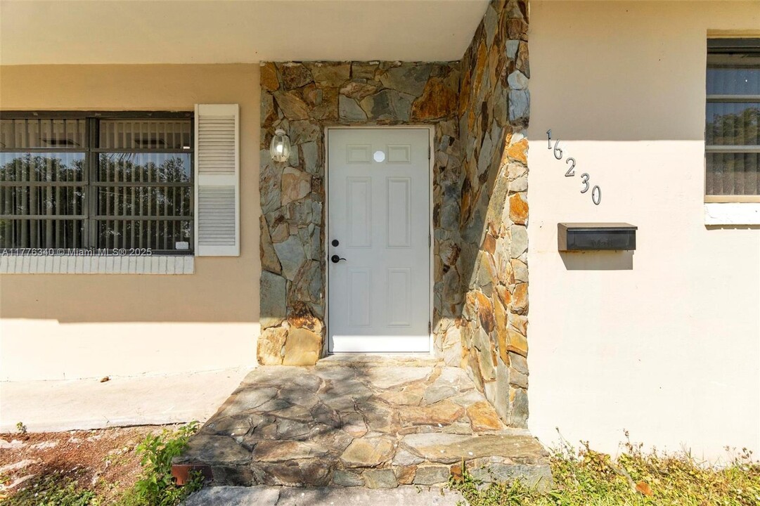 16230 SW 106th Ave in Miami, FL - Building Photo
