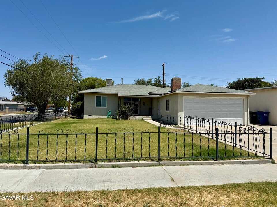 1445 W Jackman St in Lancaster, CA - Building Photo