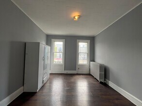 218 Bowers St, Unit 2R-3 in Jersey City, NJ - Building Photo - Building Photo