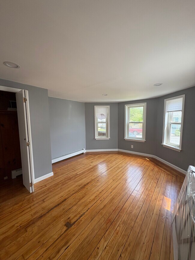 137 Worcester Ave, Unit 1 in Riverside, RI - Foto de edificio - Building Photo