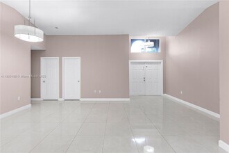 8433 NW 189th St in Hialeah, FL - Building Photo - Building Photo