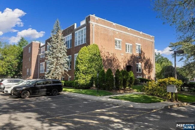 32 Smith Ave, Unit 2F in Fair Lawn, NJ - Building Photo - Building Photo