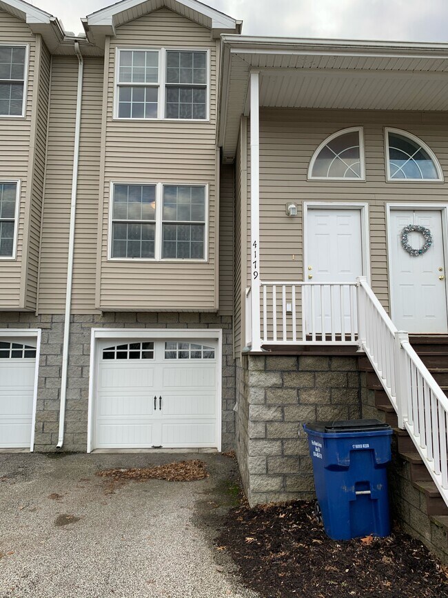 Woodland Hills Townhomes in Erie, PA - Building Photo - Building Photo