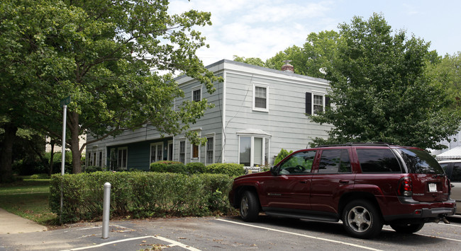 Hillwood Square in Falls Church, VA - Foto de edificio - Building Photo