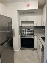 13710 SW 90th Ave in Miami, FL - Foto de edificio - Building Photo