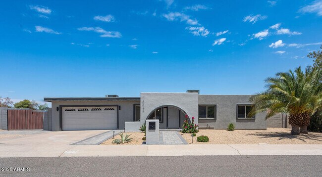 13027 N 28th Pl in Phoenix, AZ - Foto de edificio - Building Photo