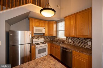 21197 McFadden Square-Unit -402 in Sterling, VA - Building Photo - Building Photo