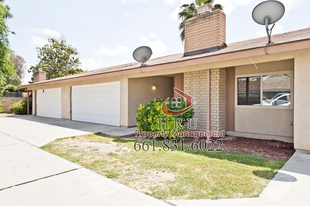 1308 McDonald Way-Unit -B in Bakersfield, CA - Foto de edificio