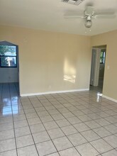 913 SW 4th Terrace in Hallandale Beach, FL - Building Photo - Building Photo