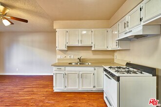 820 S St Andrews Pl-Unit -203 in Los Angeles, CA - Building Photo - Building Photo
