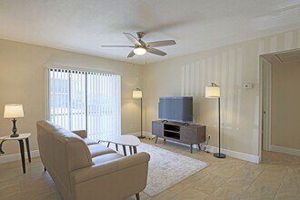 5327 Summerlin Rd in Ft. Myers, FL - Building Photo - Building Photo