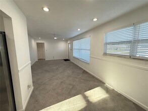 15573 Bedford Cir E in Clearwater, FL - Building Photo - Building Photo