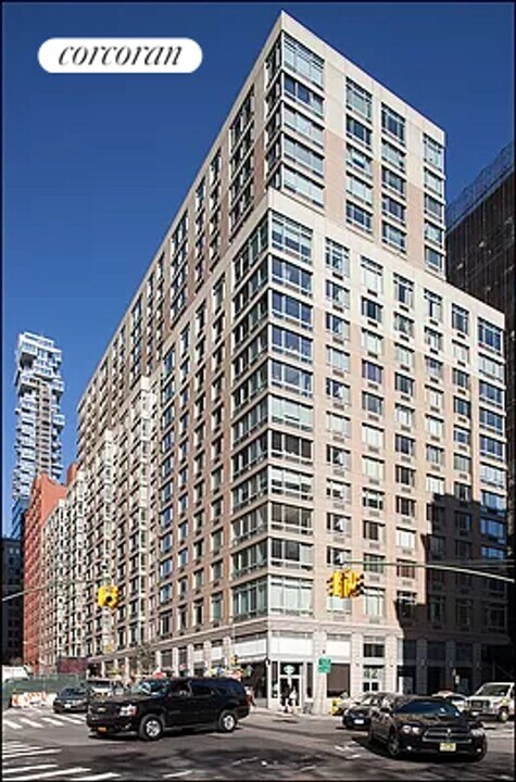111 Worth St in New York, NY - Building Photo