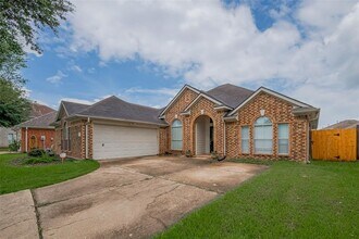 311 N Esplanade Ln in Stafford, TX - Foto de edificio - Building Photo