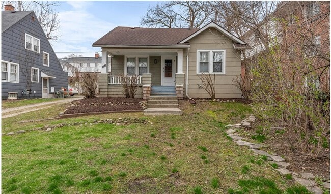 832 S Main St