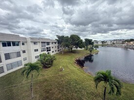 8220 Sunrise Lakes Blvd in Sunrise, FL - Building Photo