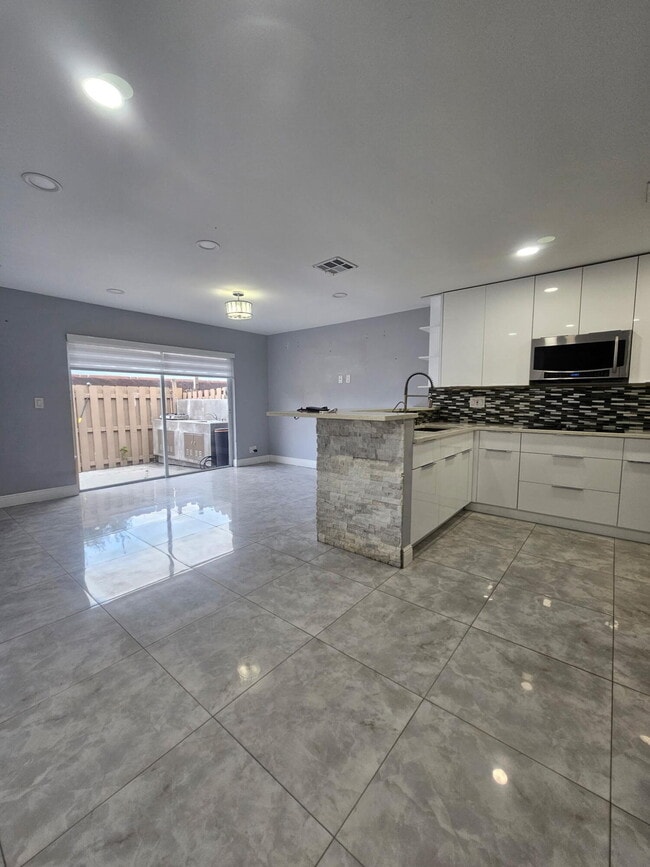 331 Cypress Way W in Palm Springs, FL - Building Photo - Building Photo