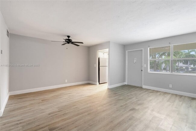 300 Layne Blvd in Hallandale Beach, FL - Foto de edificio - Building Photo