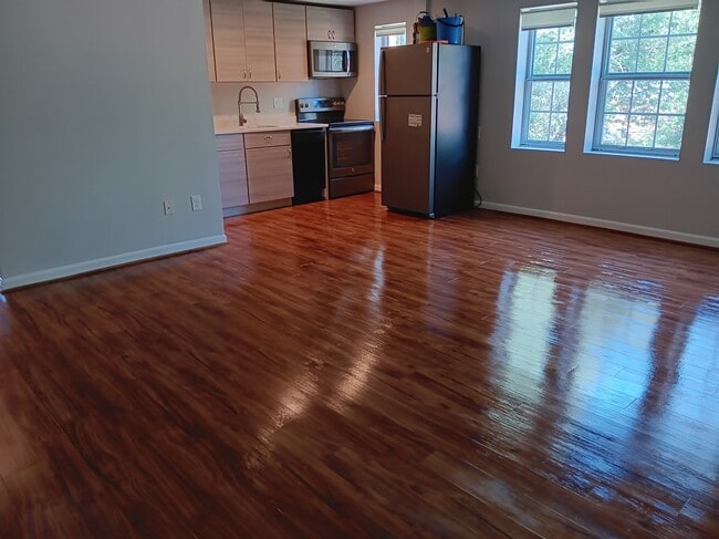 property at 1729 N Queens Ln