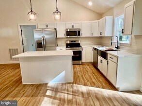 73 Azalea Way in Colonial Beach, VA - Foto de edificio - Building Photo