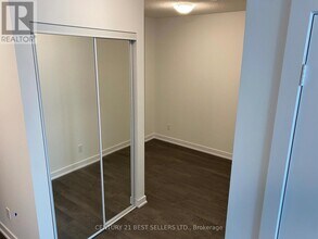 251-251 Manitoba St in Toronto, ON - Building Photo - Building Photo