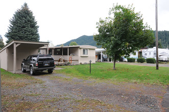 Hillcrest Mobile Home Park in Oakridge, OR - Building Photo - Building Photo