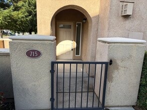5350 Dunlay Dr, Unit 715 in Sacramento, CA - Foto de edificio - Building Photo