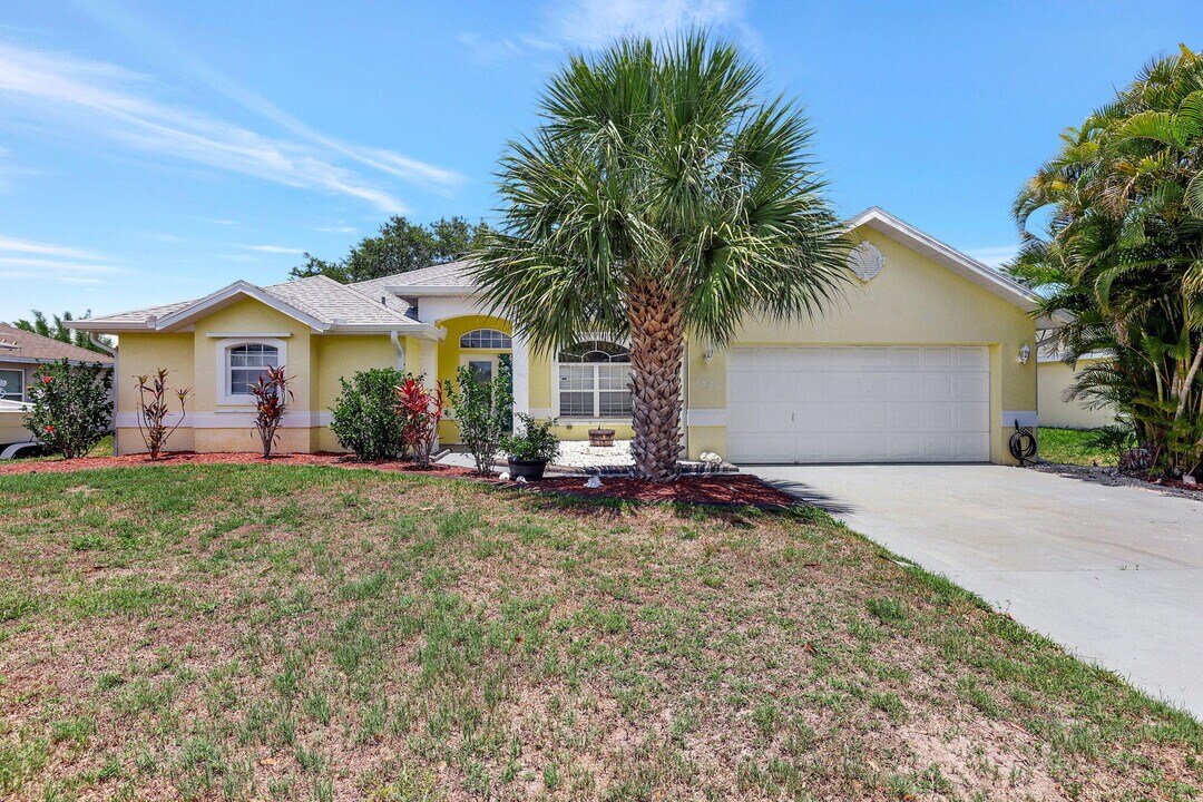 1843 SW Dalmatian Ave in Port St. Lucie, FL - Building Photo