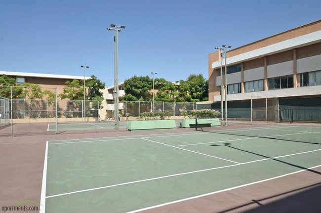 San Regis Apartments