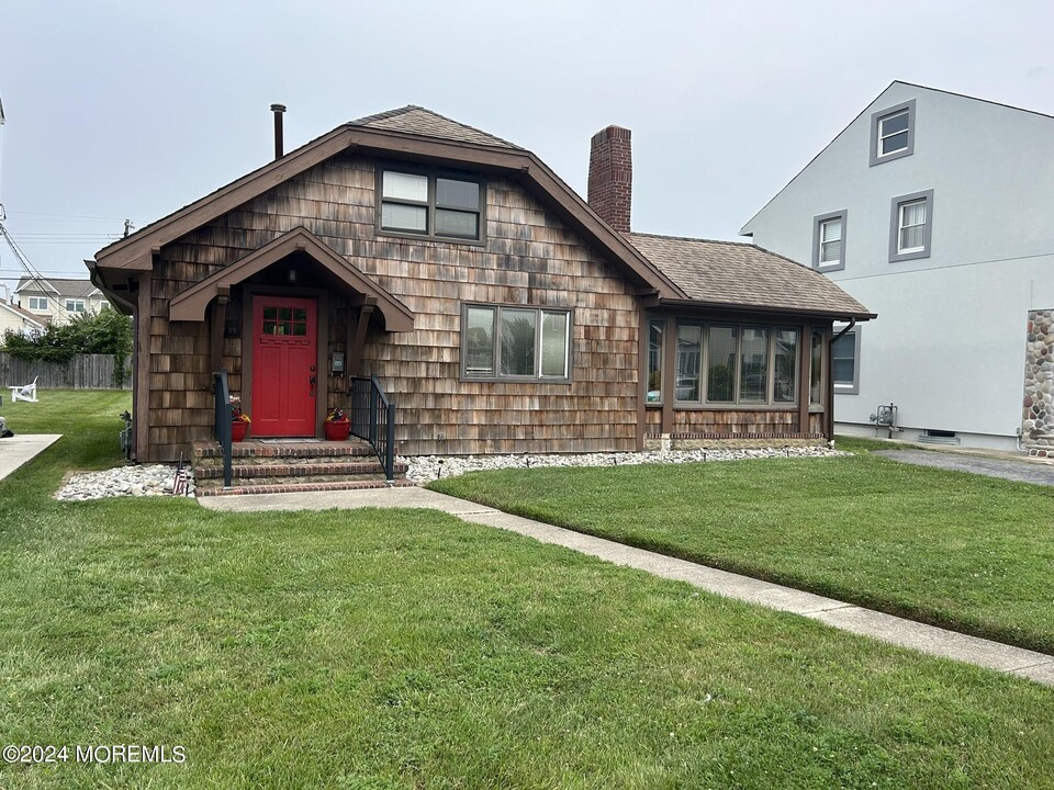 39 Parkway in Point Pleasant Beach, NJ - Building Photo