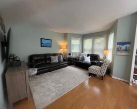 48 Dawn St in Fairfield, CT - Foto de edificio - Building Photo