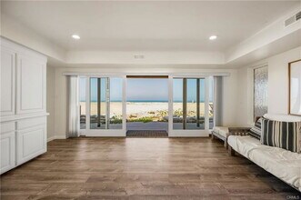 87 Surfside Ave. in Seal Beach, CA - Building Photo - Building Photo