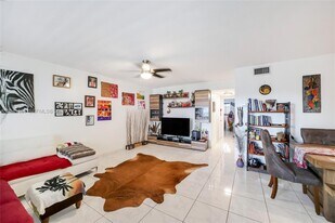 541 Blue Heron Dr in Hallandale Beach, FL - Building Photo