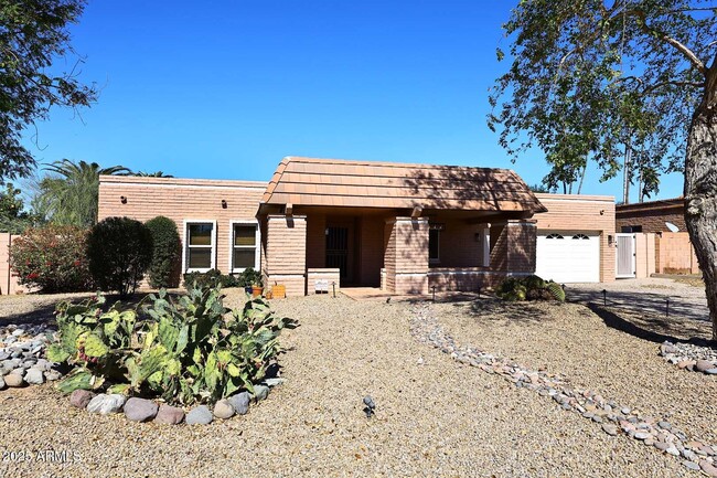 320 E Country Gables Dr in Phoenix, AZ - Building Photo - Building Photo