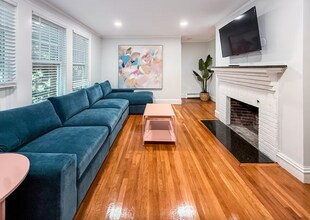 65 Saint James Cir in Newton, MA - Foto de edificio - Building Photo