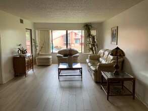 114 Cypress Way E in Naples, FL - Building Photo - Building Photo