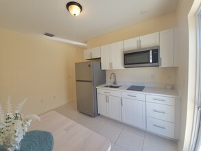 7941 NW 14th Pl in Miami, FL - Building Photo - Building Photo