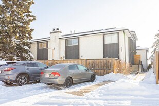 127 Huntington Park NW in Calgary, AB - Building Photo