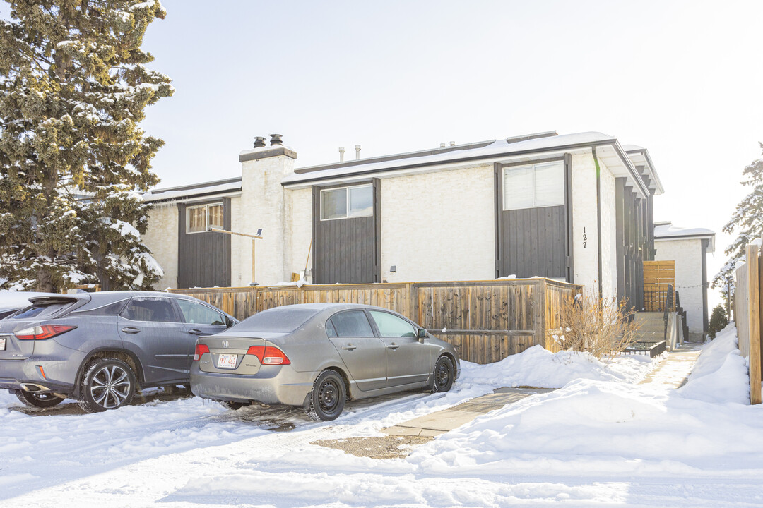 127 Huntington Park NW in Calgary, AB - Building Photo