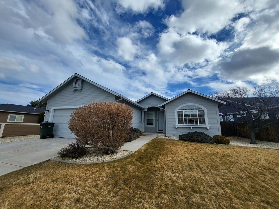 3535 Silverado Dr in Carson City, NV - Foto de edificio