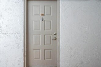 711 N Pine Island Rd in Plantation, FL - Foto de edificio - Building Photo