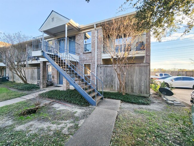 property at 3900 Woodchase Dr