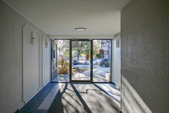 1373 West 73rd in Vancouver, BC - Building Photo - Lobby