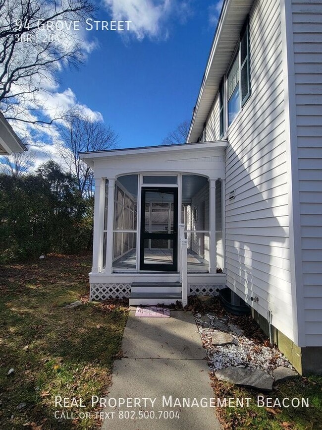 94 Grove St in Claremont, NH - Building Photo - Building Photo