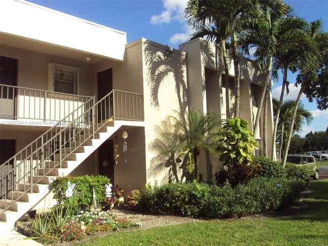 8530 Old Country Manor