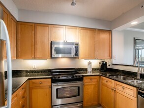 3101 N Hampton Dr, Unit 1009 in Alexandria, VA - Foto de edificio - Building Photo