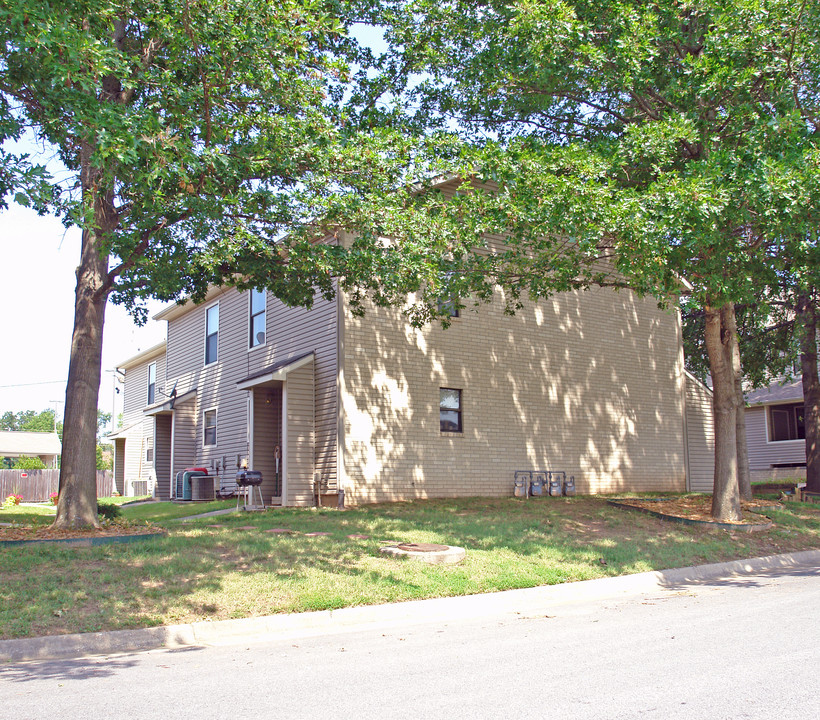 304 Fairway Cir in Springdale, AR - Building Photo